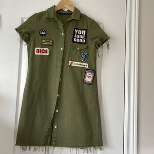 The dress’ patches add the perfect flare on this modern jean dress!